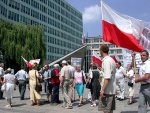 Ponad 20 członków i sympatyków Ligi Polskich Rodzin manifestowało przed budynkiem ŚUW domagając się wprowadzenia przez rząd natychmiastowego zakazu sprzedaży ziemi cudzoziemcom