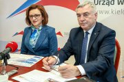 Konferencja prasowa w urzedzie wojewódzkim, podczas któej wojewoda Agata Wojtyszek i wicewojewoda Andrzej Bętkowski podsumowali pierwszy rok pracy.