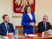 Wojewoda Agata Wojtyszek podczas sesji Rady Gminy Gnojno. 
