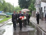 W 56. rocznicę pogromu Żydów w Kielcach, Włodzimierz Wójcik - Wojewoda Świętokrzyski oraz przedstawiciele władz samorządowych złożyli kwiaty pod pamiątkową tablicą wmurowaną w ścianę kamienicy na Plantach.